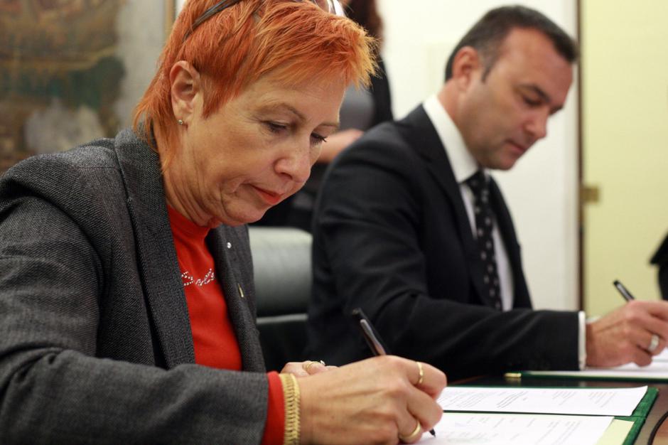 ljubljana 13.10.09,  Jozka Hegler, Boris Dolamic, podpis za izgradnjo neprofitni | Avtor: Nik Rovan