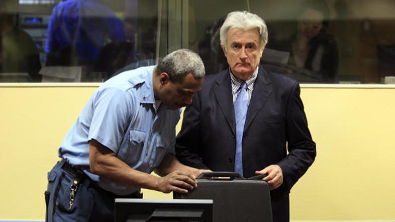 Karadžić, ki trdi, da so vojno v BiH načrtovale velike sile, ima v Srbiji še ved