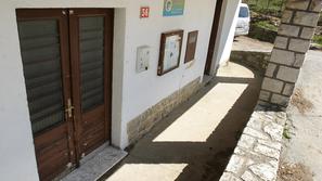 Zdajšnji Dom družbenih organizacij na Belem Križu je dotrajan in zato malo upora