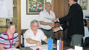 Na pol ure so včeraj društva, razvrščena po dejavnostih, pristopala k podpisu po