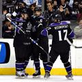 Soigralci čestitajo Anžetu Kopitarju za zadetek proti Calgaryju.