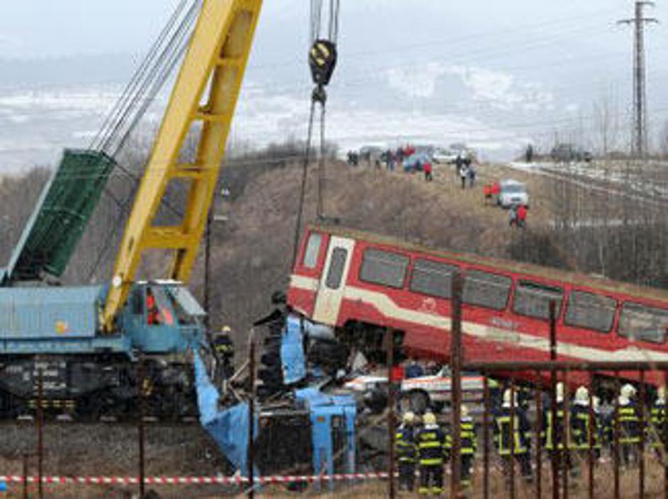 V trčenju vlaka in avtobusa na Slovaškem je po zadnjih podatkih umrlo 13 ljudi, 