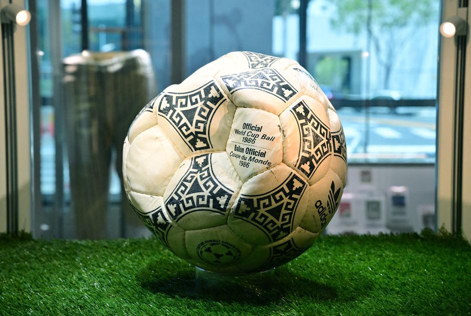 Diego Maradona božja roka žoga | Avtor: Profimedia