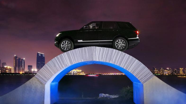 Range rover je uspešno prečkal papirnati most.