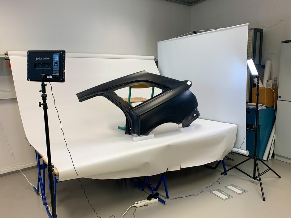 Fotografiranje avtomobilskega dela | Avtor: SIC Ljubljana