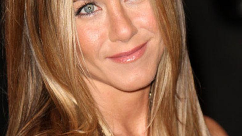 Jennifer se po nekaj kozarčkih opogumi in kliče bivšega.