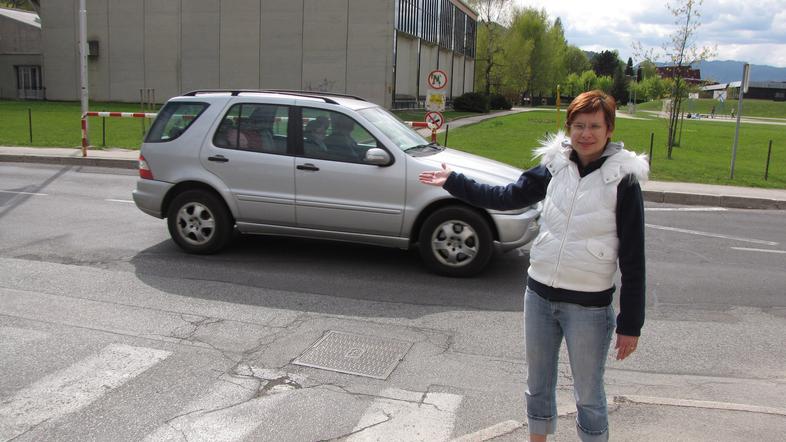 Živa Filej Broder na poti do OŠ v ozadju opozarja tudi na Bleiweisovo cesto, kje