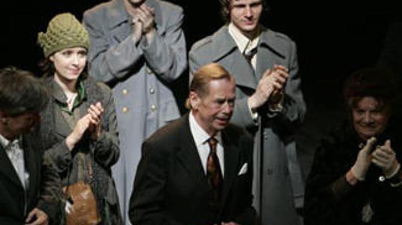 Nekdanji češki disident in dramatik Vaclav Havel se je vrnil na gledališke odre 