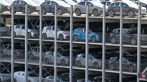 Parkirišče novi avti električni avtomobili proizvodnja