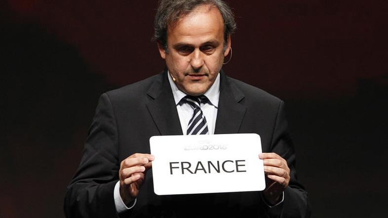 Predsednik Uefe Michel Platini ob oznanitvi novice. Po obrazu sodeč ni bil nič k