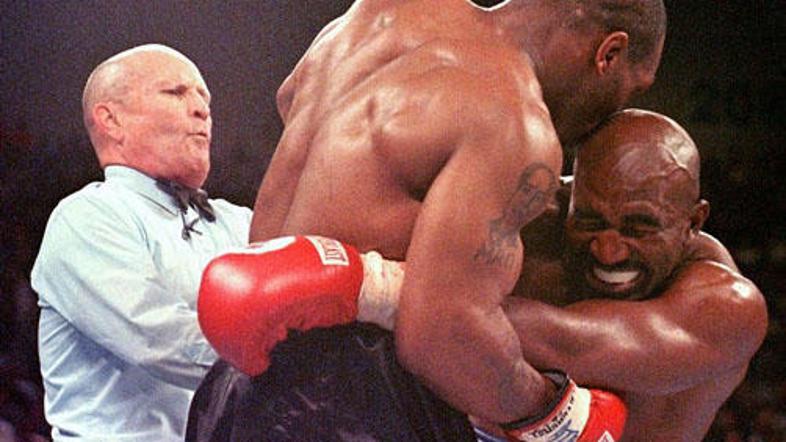 Mike Tyson in Evander Holyfield v ringu leta 1997