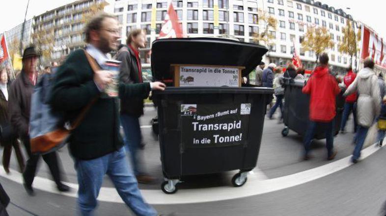 Transrapid je na ulice pognal več tisoč protestnikov.
