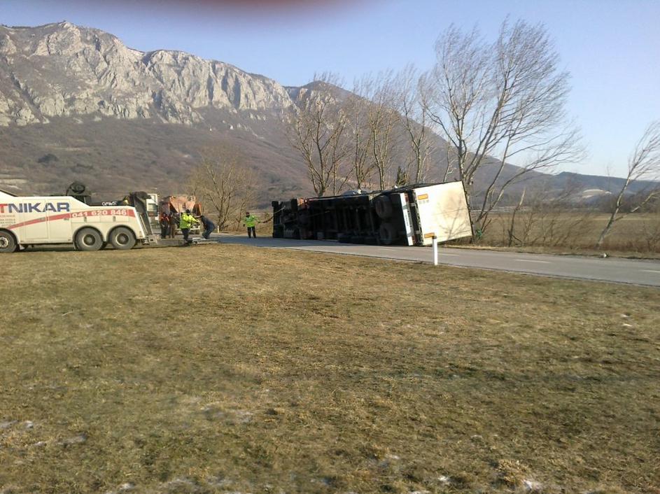 Takole so danes dvigali enega od tovornjakov pri Vipavi, ki jih je v minulih dne