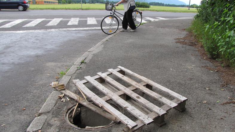 Edina zaščita je lesena paleta, ki posredno opozarja na nevarno mesto in vsaj za