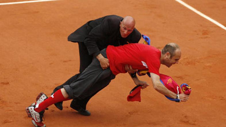 Jimmy Jump je svojo potezo opravičeval s tem, da je želel pokazati gesto proti r