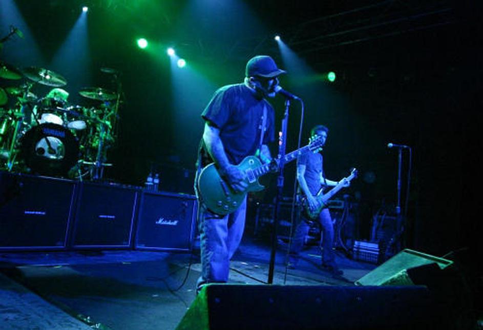 Adut benda je le bolj ali manj surova kitarska distorzija in vokal tipa generaci