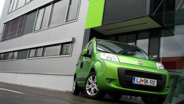 Vizualno avtomobil deluje večji kot je v resnici. Notranjost je uporabno urejena