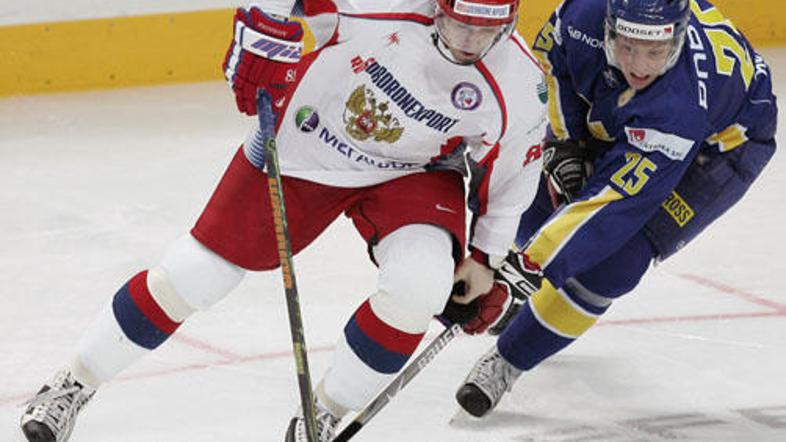 Fedor Fedorov (levo) bo moral še nekaj časa počakati na svoj nastop v ligi NHL.