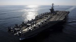Letalonosilka USS John C. Stennis blizu Hormuške ožine.