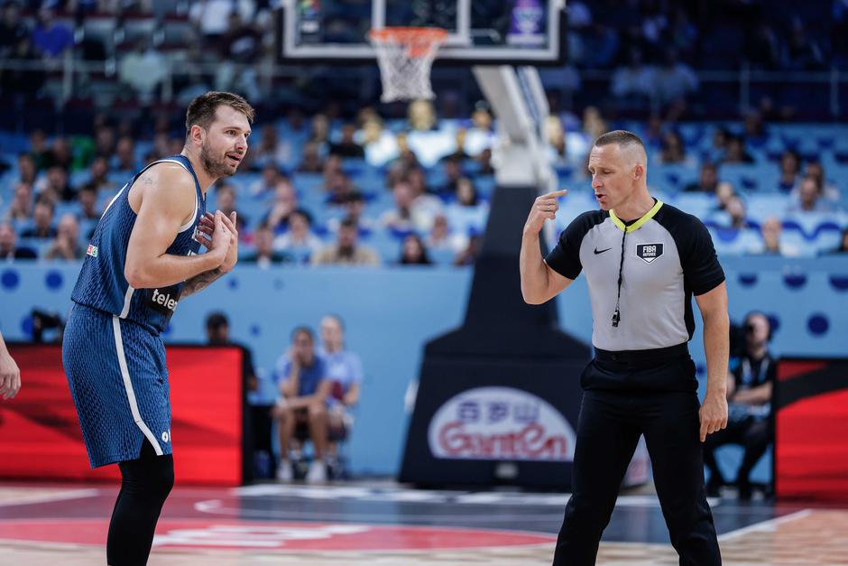 eurobasket 2025 Nemčija Slovenija, luka dončić, sodnik | Avtor: Saša Despot