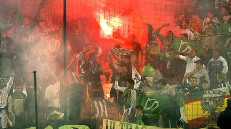 Navijači Betisa so ogorčeni nad pristopom nogometašev svojega ljubljenega kluba.