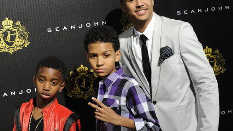 Justin Dior (desno) se je očetovega darila neznansko razveselil. (Foto: Posh24)