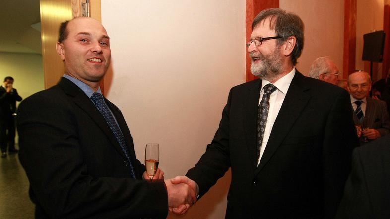 Pojavljajo se tudi namigovanja, da naj bi bila v tej zadevi ovadena prav rektor 