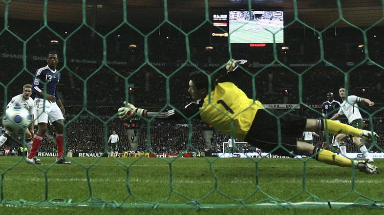 Tako je Robbie Keane premagal francoskega vratarja Huga Llorisa. (Foto: Reuters)