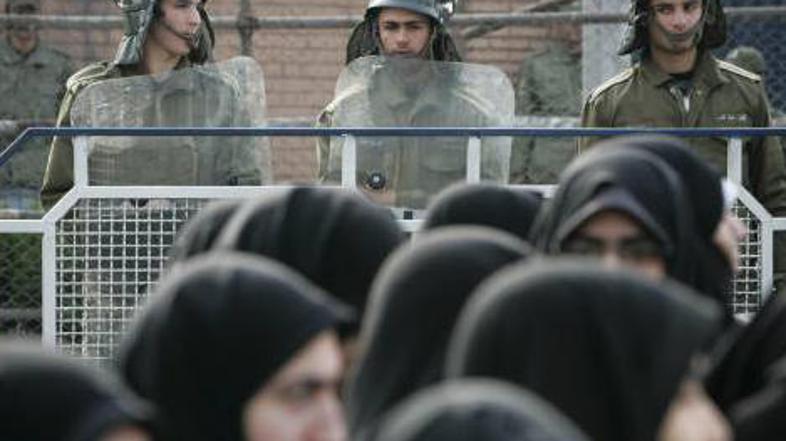 Protestniki pred britanskim veleposlaništvom v Teheranu se nadaljujejo.