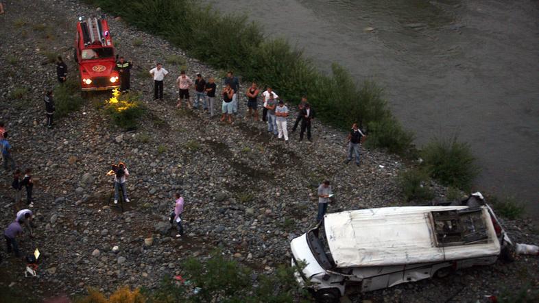 nesreča, Albanija, avtobus, prepad