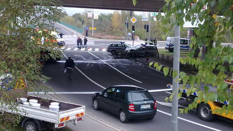 V nesreči sta trčili dve policijski vozili in eno civilno. © Bralec Žurnala24