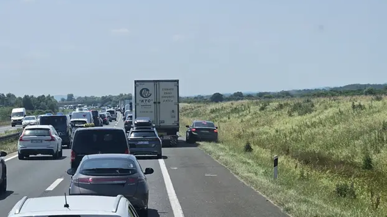 Prehitevanje kolone po odstavnem pasu