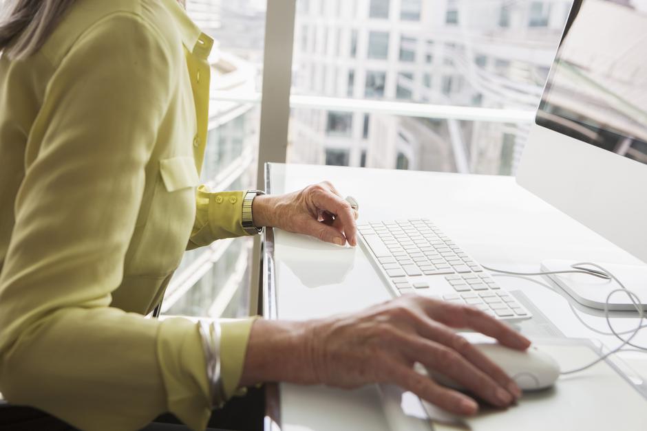 Starejša gospa za računalnikom | Avtor: Profimedia