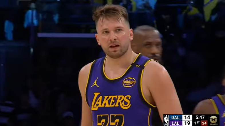 Luka Dončić in pogled proti Dallasovi klopi