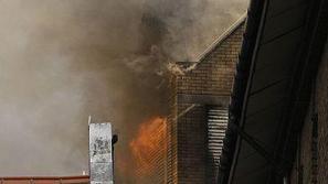 Požar je izbruhnil v zgornjih nadstropjih stavbe, od koder se je razširil na str