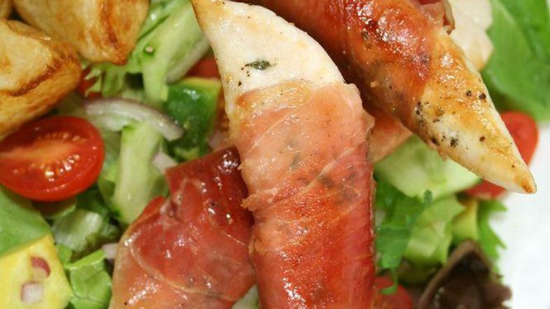 Piščanec, zavit v pršut, je izrazito sočen. (Foto: Shutterstock)