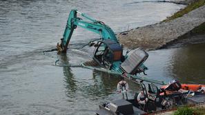 Bager se je pogreznil v reko Muro