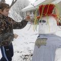 13-letni Kevin Skinner iz Crystal Springsa pravi, da je njegov snežak maskota mo