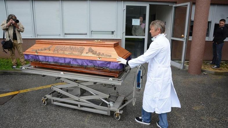 Zamenjali ženski v krstah