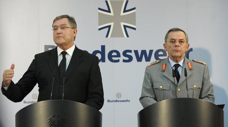 Josef Jung in general Wolfgang Schneiderhan med novinarsko konferenco, na kateri