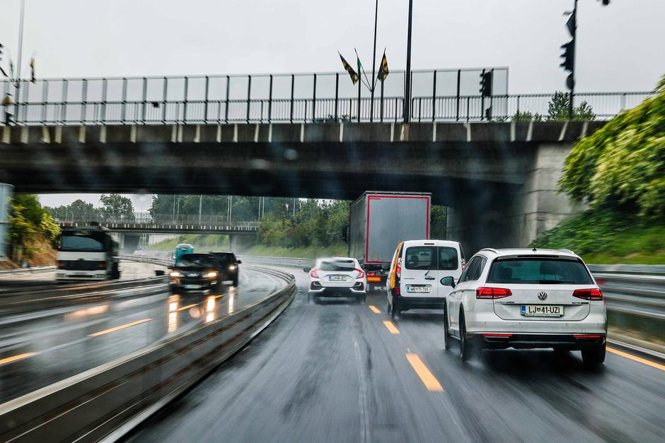 promet avtocesta vožnja dež | Avtor: Saša Despot