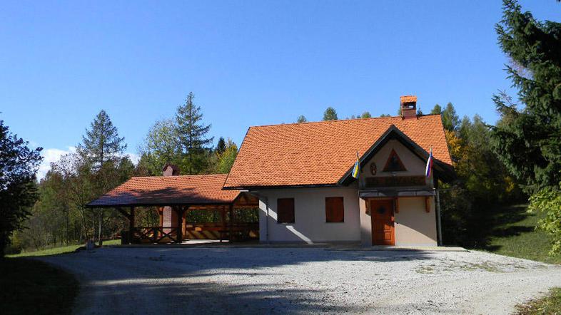 V bližini lovskega centra bo v enem letu zrasel razgledni stolp. (Foto: Polona P