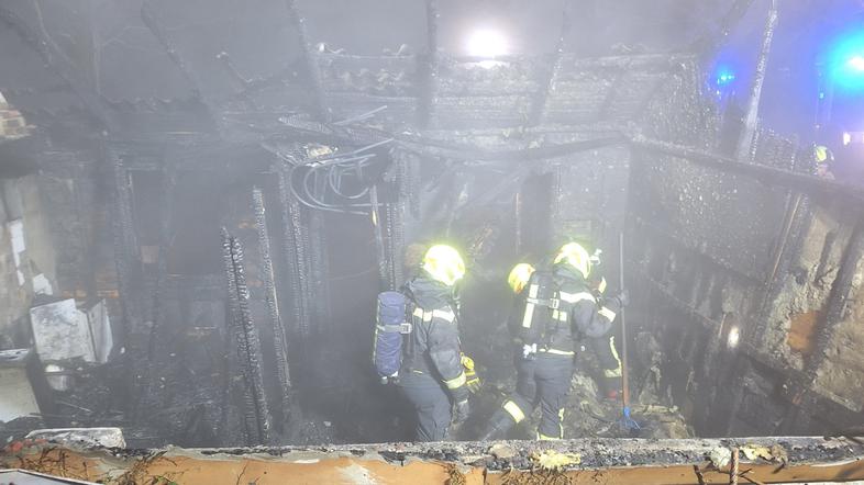 gasilci med gašenjem požara