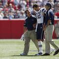 Zaradi poškodbe kolena je Tom Brady na prvi tekmi sezone odšepal z igrišča in ko