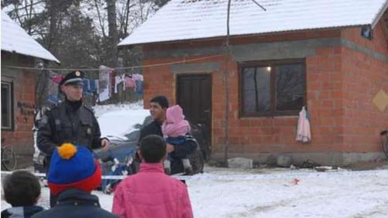 Pred hišo, v kateri se je zgodila tragedija, so se zbrali vaščani.