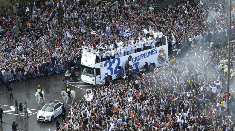 navijači Real Madrid naslov prvaki slavje Cibeles avtobus