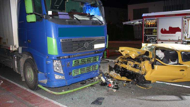 Prometna nesreča, avto trčil v tovornjak