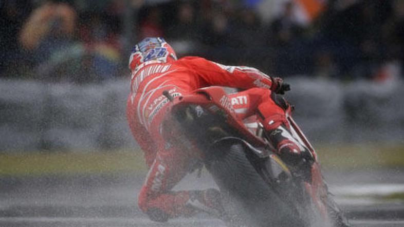 V težkih razmerah na stezi v Doningtonu se je najbolje znašel Casey Stoner ter s