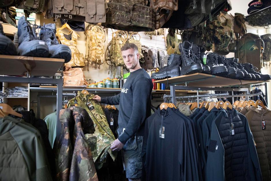 Nekdanji britanski padalec kupuje opremo, zatem ko se je prijavil za boj v Ukrajini. | Avtor: Profimedia
