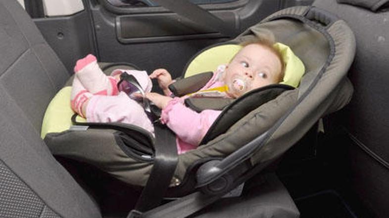 Nošenje otroka v otroškem sedežu je lahko nevarno.